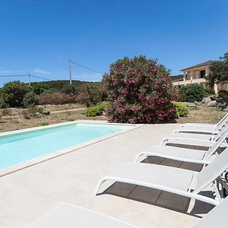 Villa Bord De Avec Piscine Chauffee *