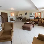 Bord De Avec Piscine Chauffee 别墅 皮诺托里卡尔达雷洛