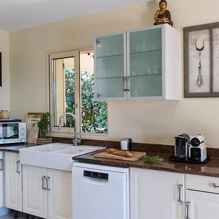 Bord De Avec Piscine Chauffee Villa