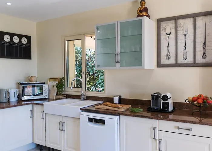 Bord De Avec Piscine Chauffee Villa