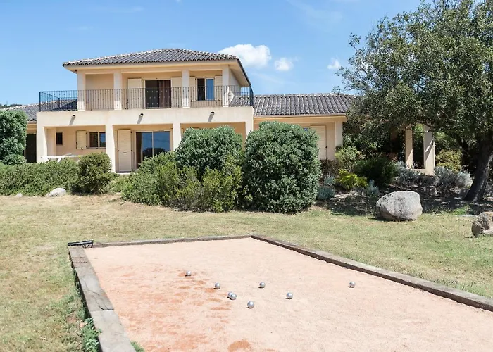 Bord De Avec Piscine Chauffee וילה