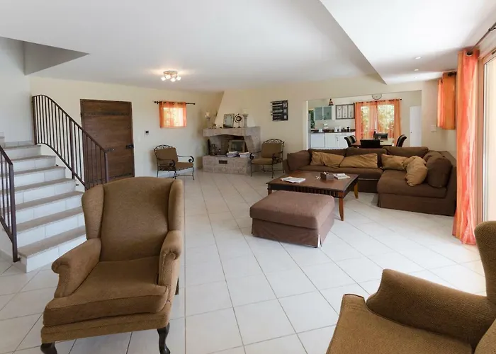 Bord De Avec Piscine Chauffee וילה פיאנוטולי-קלדרלו